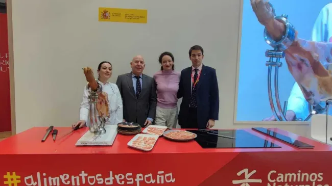 INTERPORC muestra a los visitantes de FITUR cómo cortar jamón de cap...