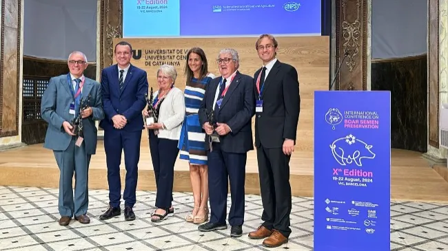 Maria Àngels Rial, fundadora y presidenta de Semen Cardona, recibe un galardón por su trayectoria en la inauguración del Boar Semen 2024