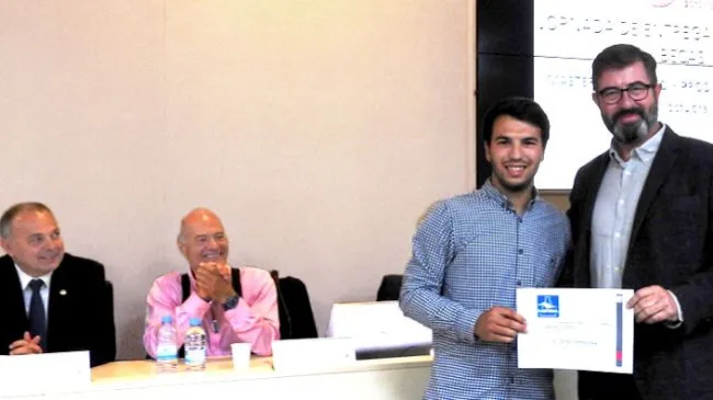 HIPRA premia el mejor expediente académico del master en sanidad y producción porcina