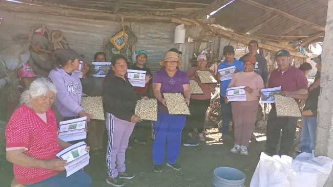 Altosano Granjas Carroll capacita para alimentar a pequeñas especies en el estiaje