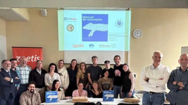 El aulario Averroes de la Universidad de Córdoba (UCO) ha acogido este jueves la presentación del “Manual de necropsia" patrocinado por Zoetis