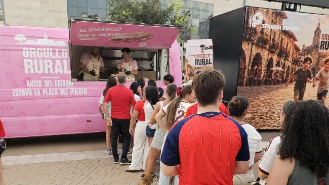 Almendralejo saborea con 800 bocadillos de jamón la victoria de España ante Portugal