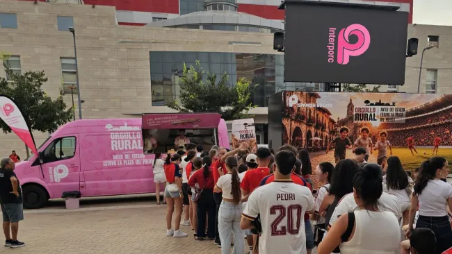 'Orgullo Rural' culmina su recorrido en el pueblo de Rodri tras repartir más de 3.000 bocadillos de jamón