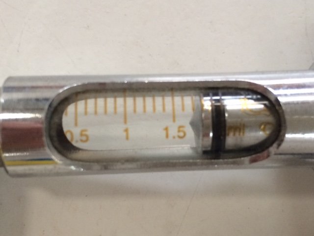 Jeringa vacunadora metálica de 2ml con tubo y aguja (2) Jeringa vacunadora metálica de 2ml con tubo y aguja (2)